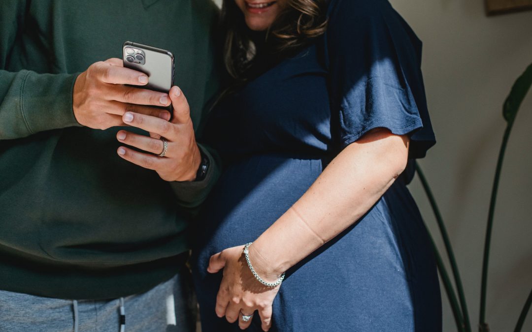 When Is the Right Time to Share Your Pregnancy News?