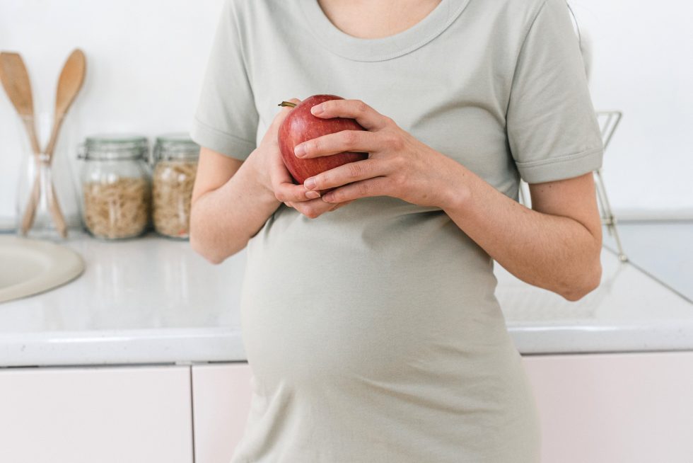 eating apple in pregnancy